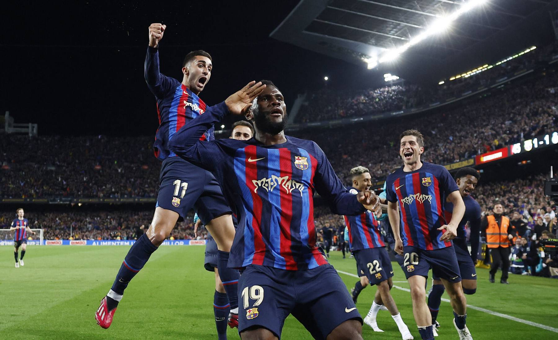 FC Barcelona mängumehed väravat tähistas