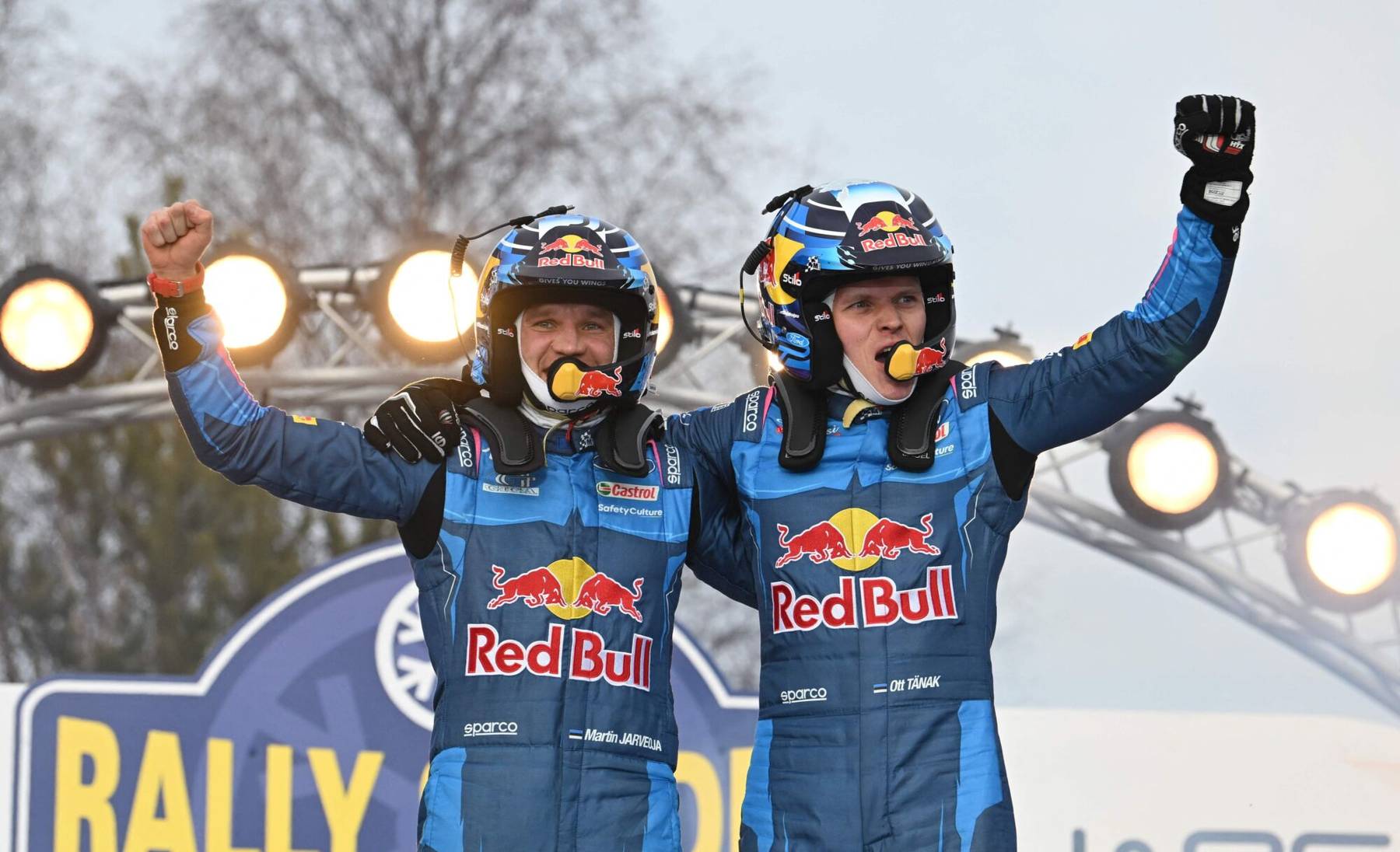Martin Järveoja ja Ott Tänak tähistamas Rootsi ralli võitu