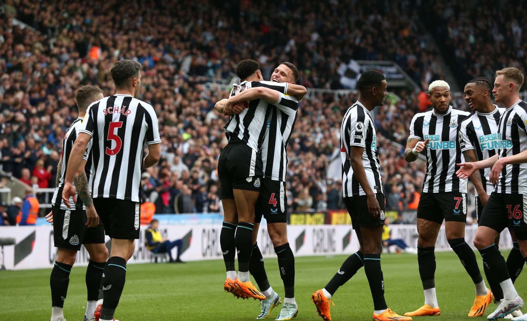 Newcastle jalgpallurid väravat tähistamas