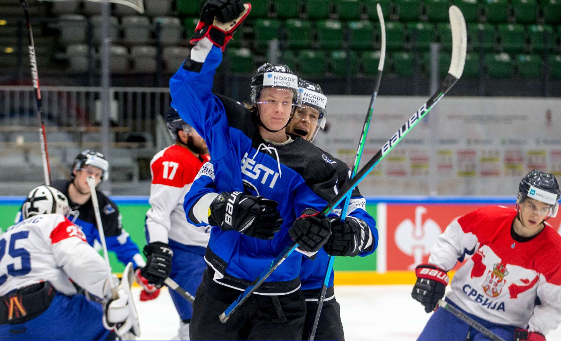 Eesti jäähokimängijad väravat tähistamas