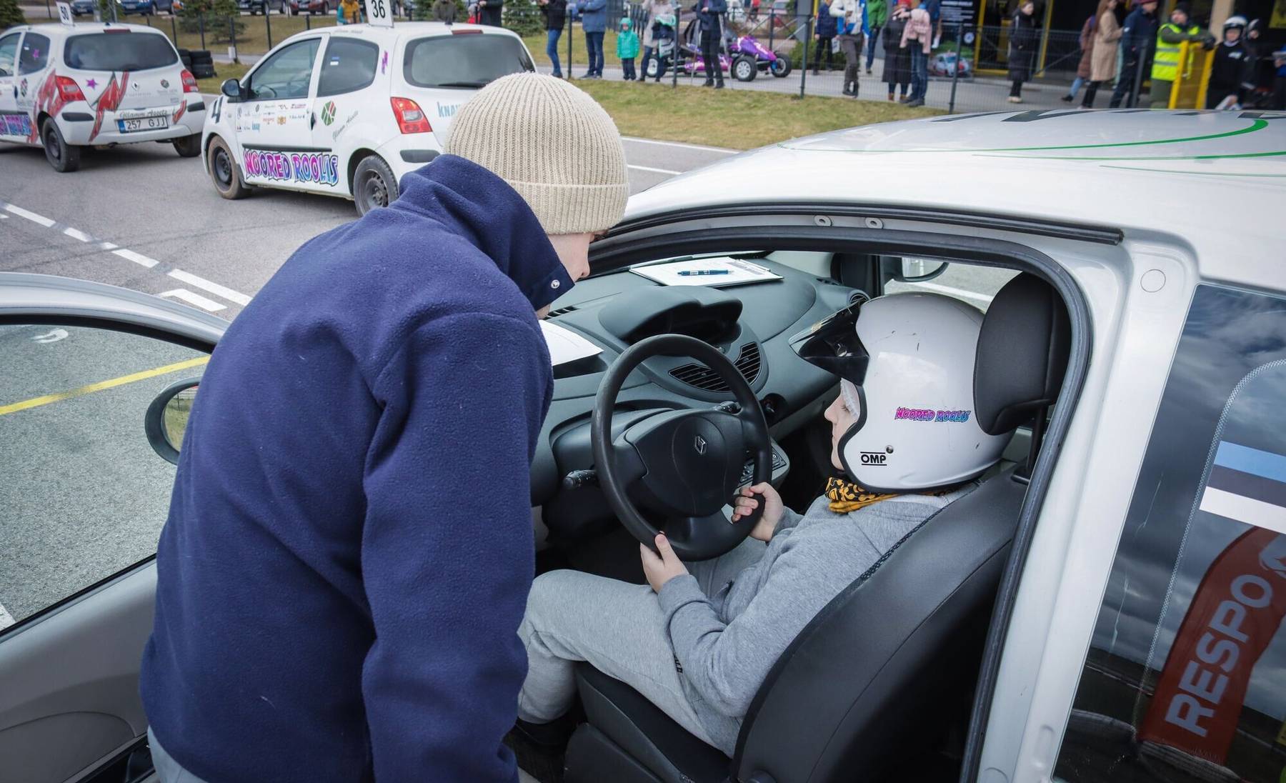Noored Roolis võistluse käigus omandavad lapsed teadmised auto juhtimisest