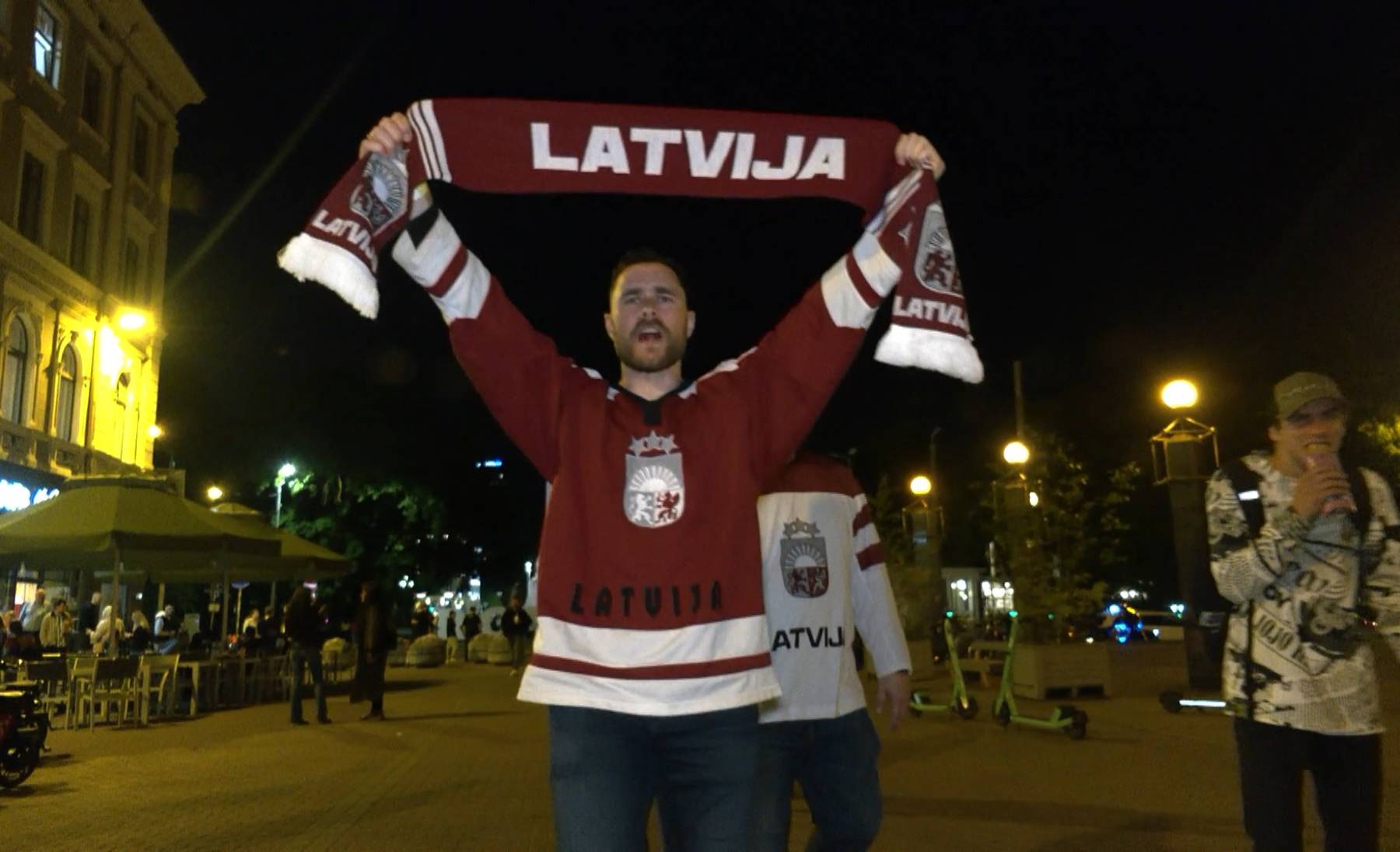 Läti fännid tähistamas
