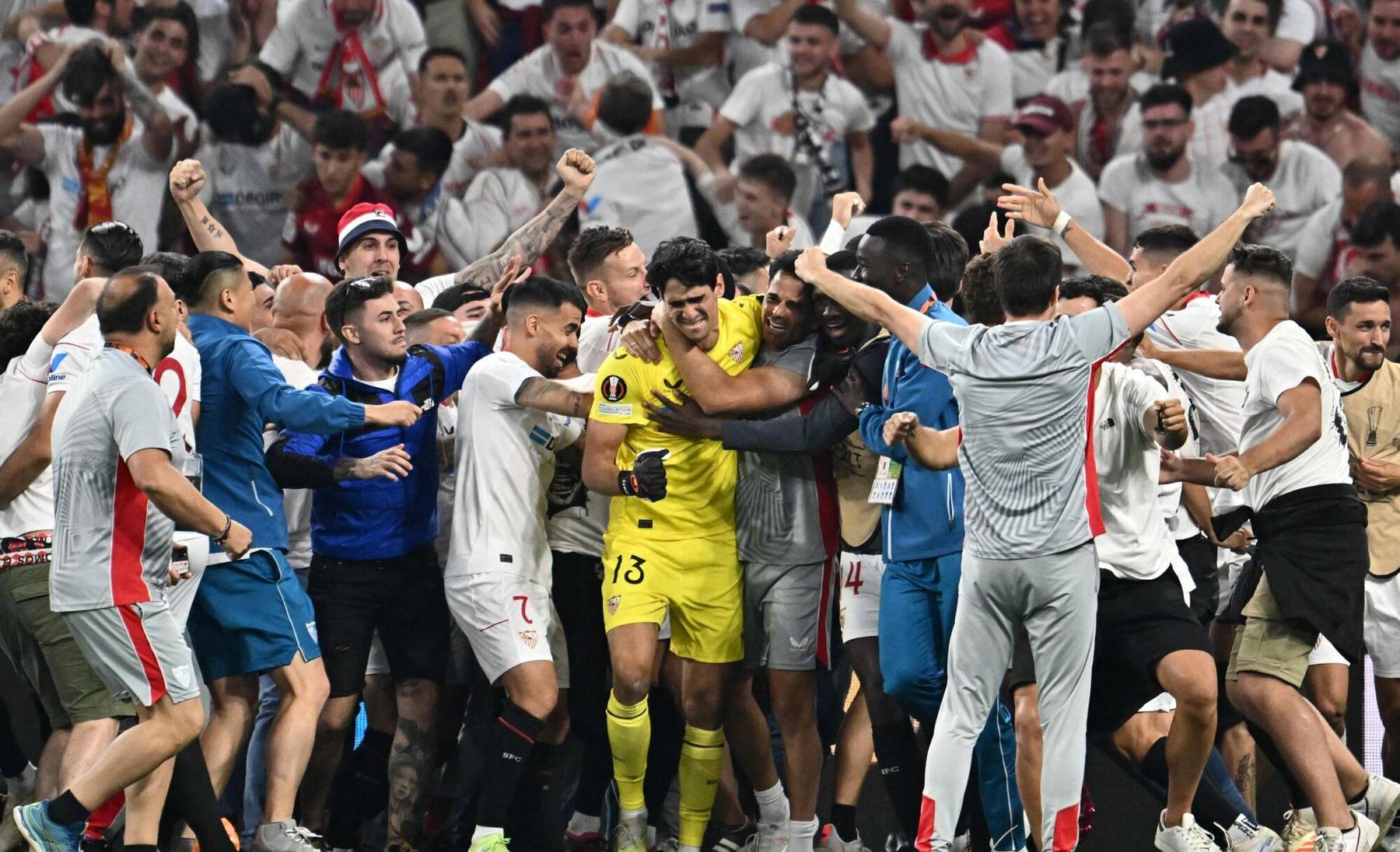 Sevilla mängijad ja fännid tähistamas Euroopa liiga võitu