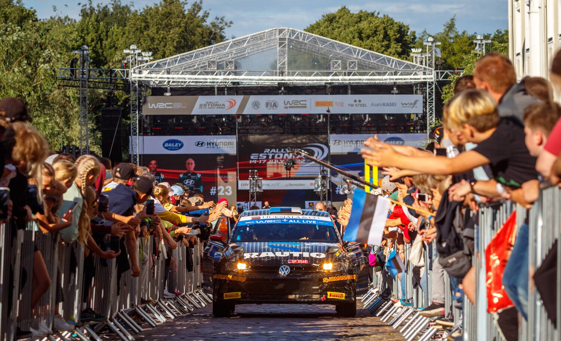 Mullused EMV etapi võitjad Egon Kaur / Silver Simm startimas Rally Estoniale.