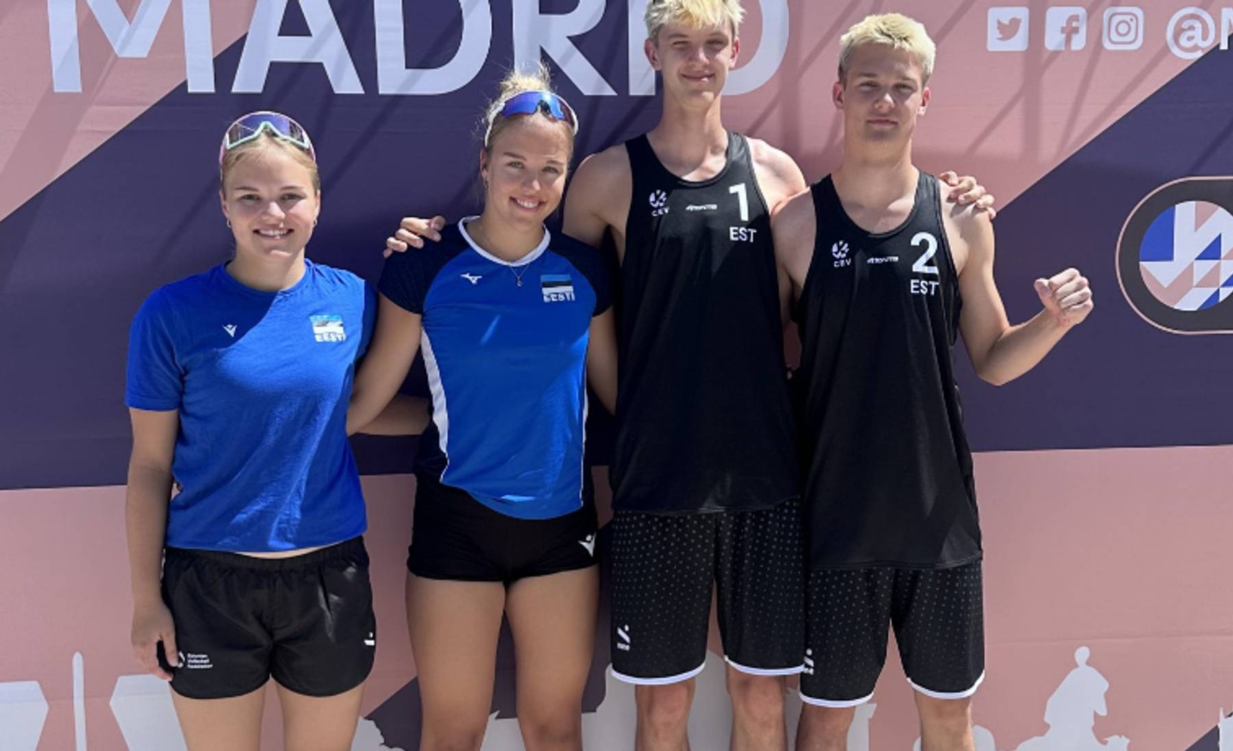 Anni ja Liisa Põldma, Joosep Kurik ja Joonah Marten Üprus Madridis U18 rannavõrkpalli Euroopa meistrivõistlustel.