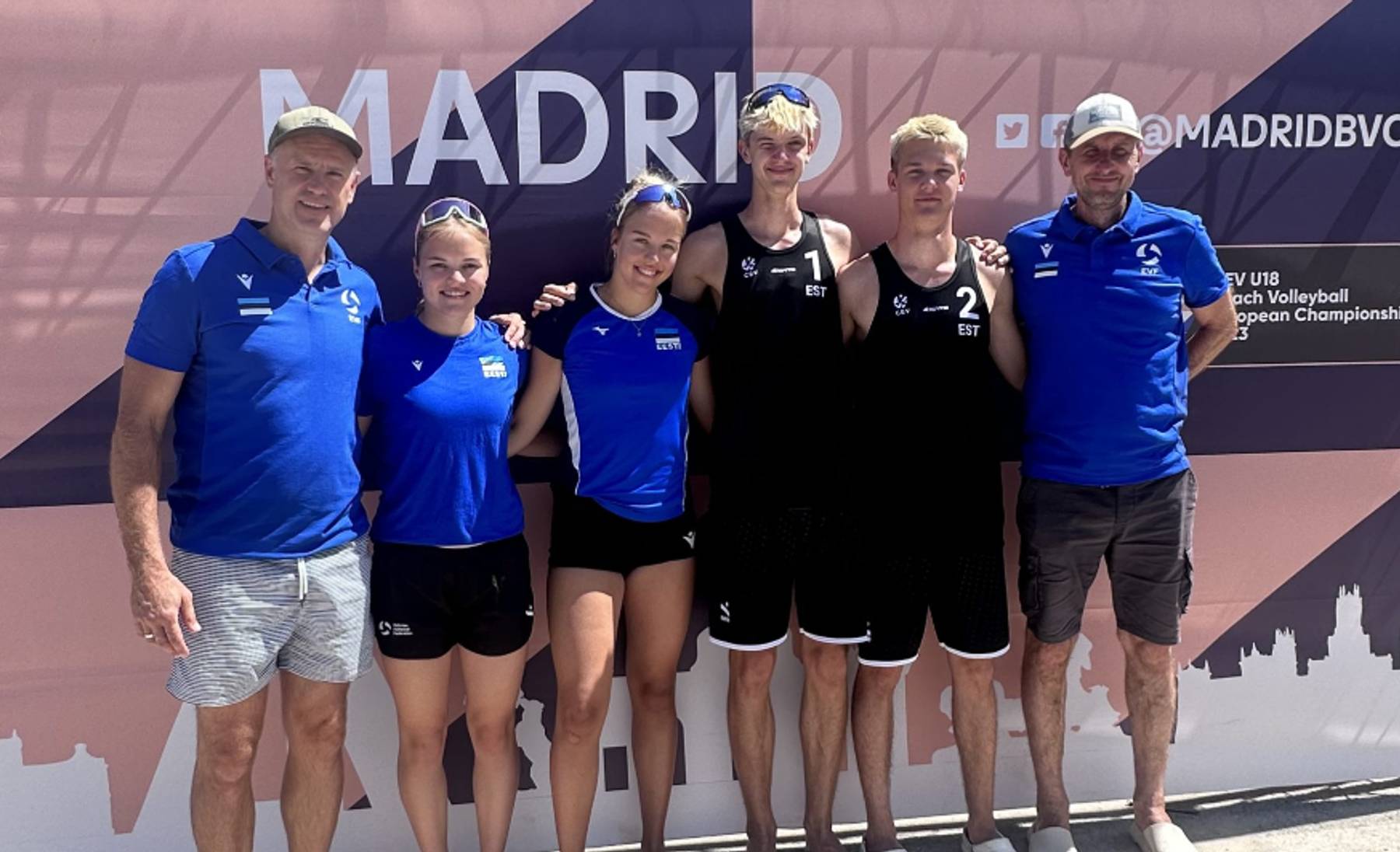 Anni ja Liisa Põldma ning Joonah Marten Üprus ja Joosep Kurik treenerite Argo Araku ja Kristjan Kurikuga U18 rannavõrkpalli EMil Madridis.