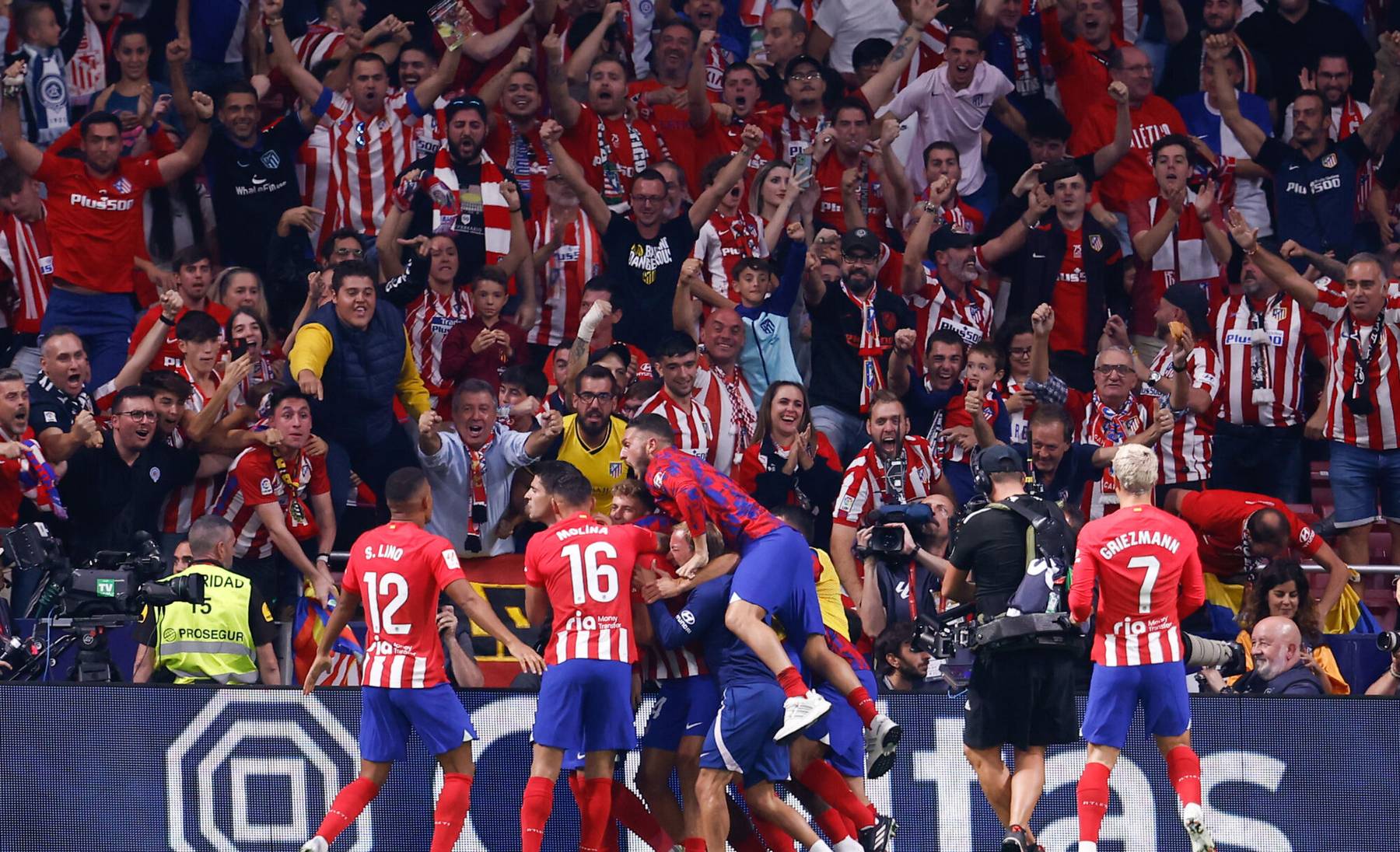 Atletico Madridi mängijad tähistamas derbi võitu
