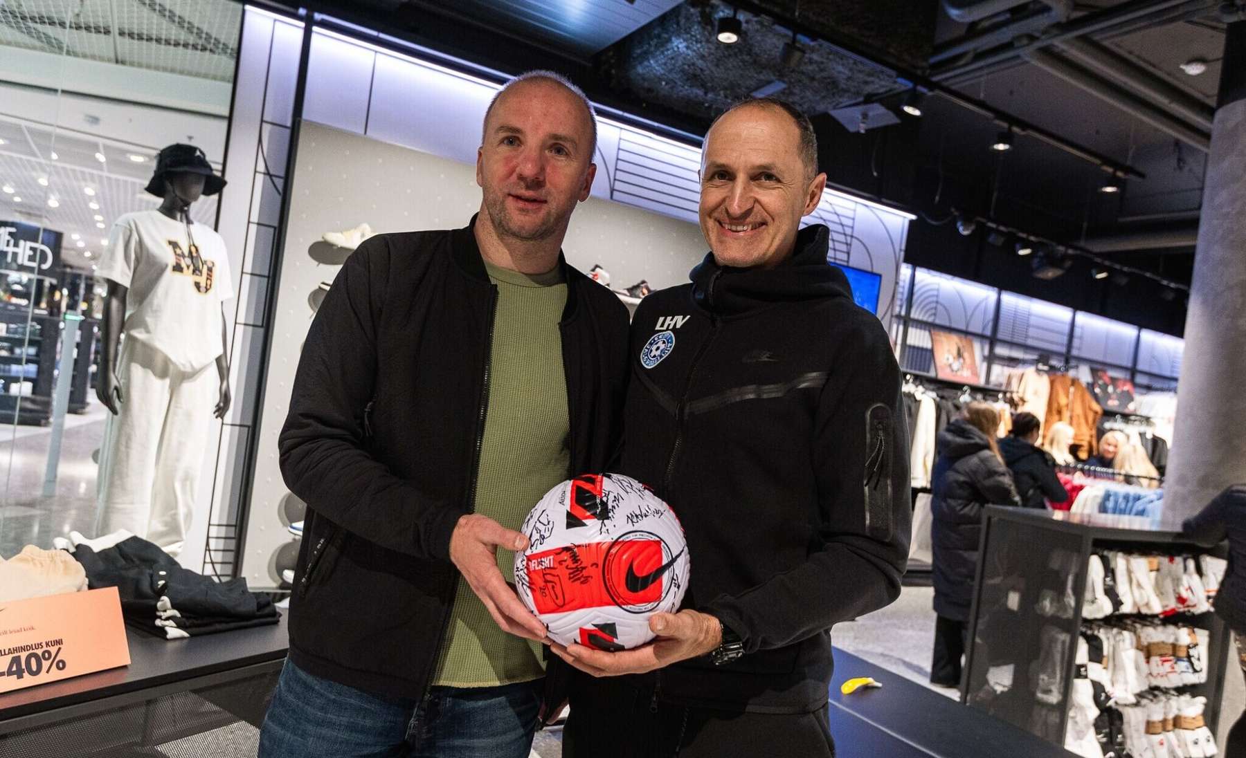 Pildil vasakult Nike brändi ametliku esindaja AS Jalajälg juhatuse liige Rainer Tops ja paremal meeste jalgpallikoondise peatreener Thomas Häberli.