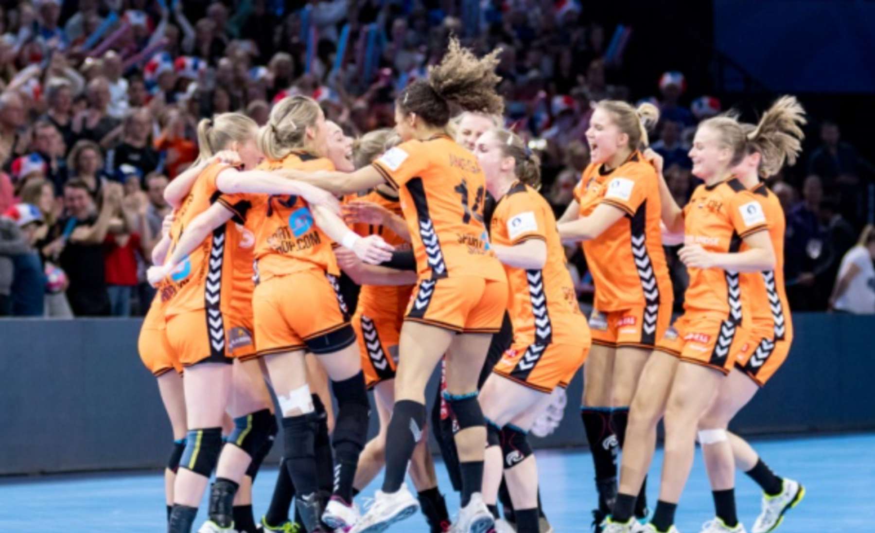 Hollandi naiskond edenes MM-i teise faasi parima väravatevahega