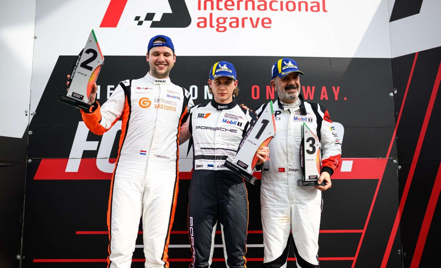 Alex Reimann (keskel) saavutas Portugalis esikoha.