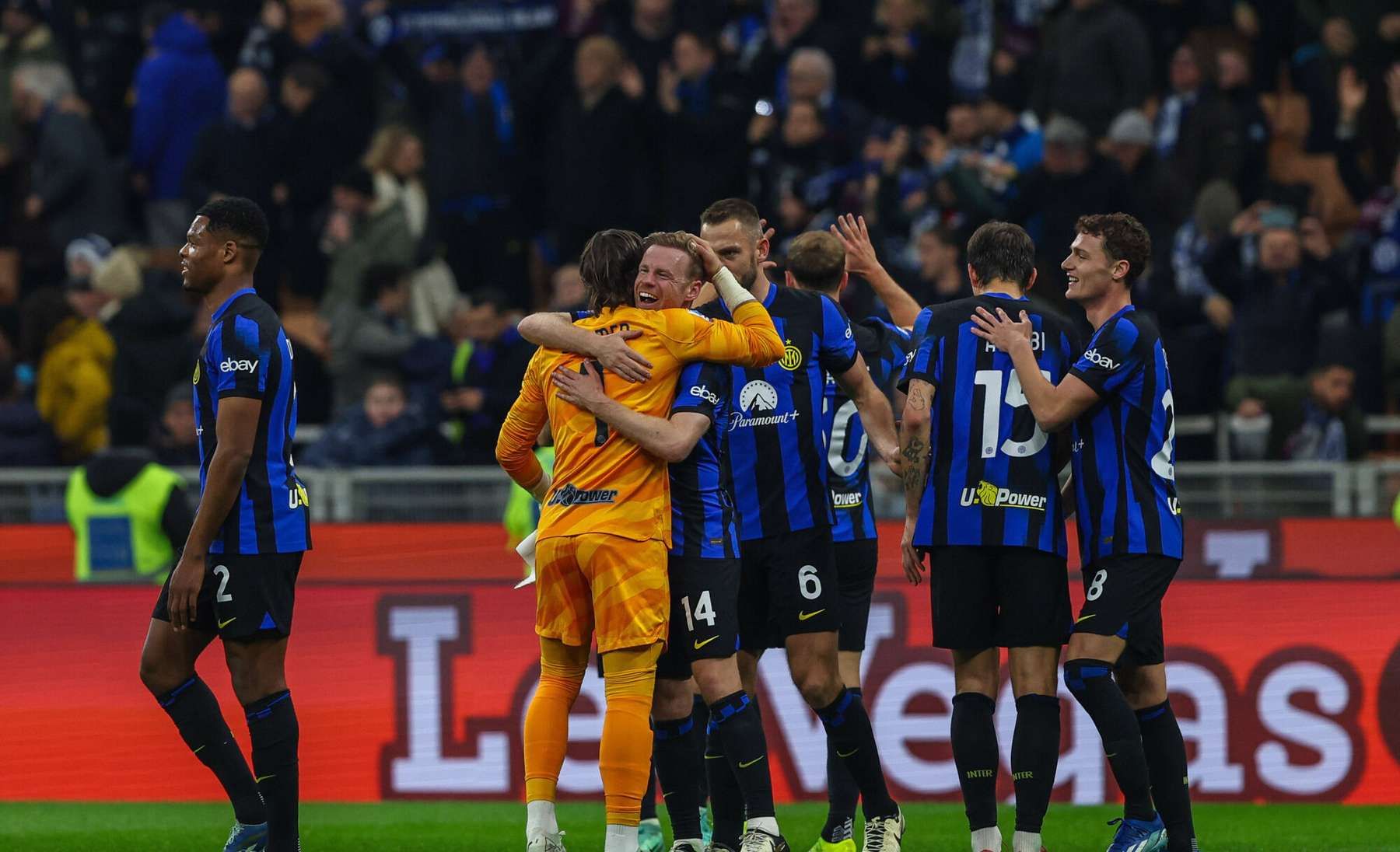 Inter Milani mängijad väravat tähistamas