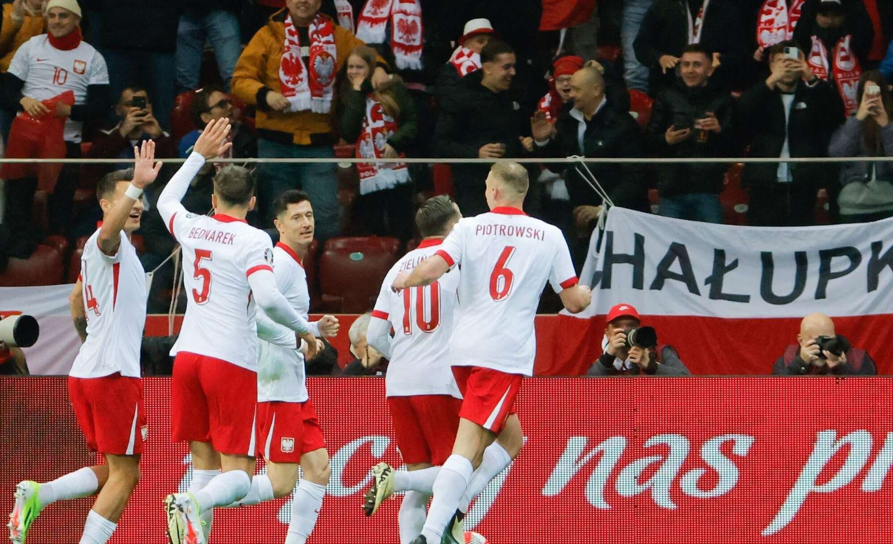 Poola mängijad tähistamas väravat