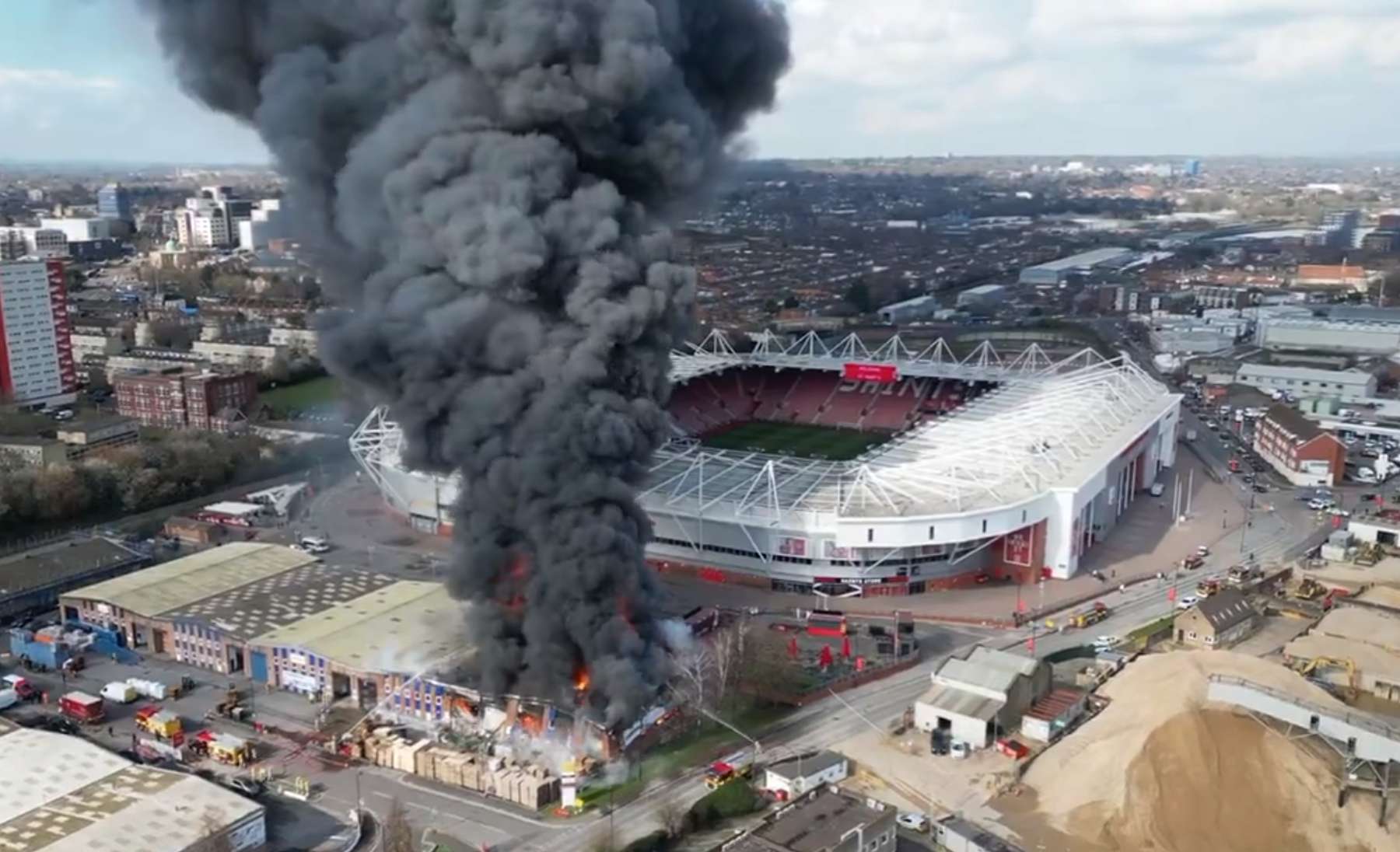 St Mary's Stadiumi ees on suur põleng