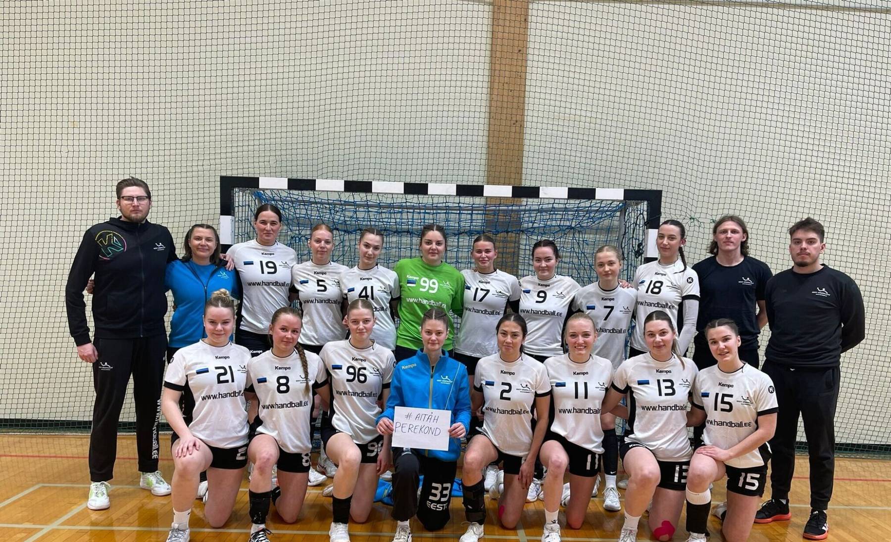 Eesti naiste käsipallikoondis kutsub koos EOK-ga valge kaardi päeval oma perekonda ja toetajaid tänama