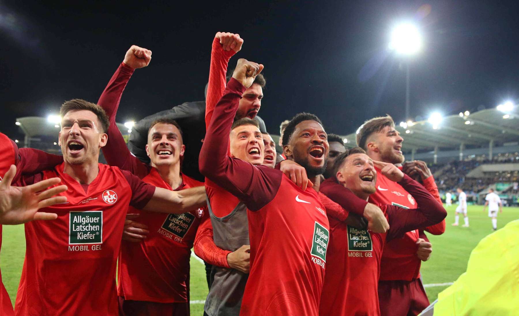 FC Kaiserslauterni mängumehed edasipässu tähistamas