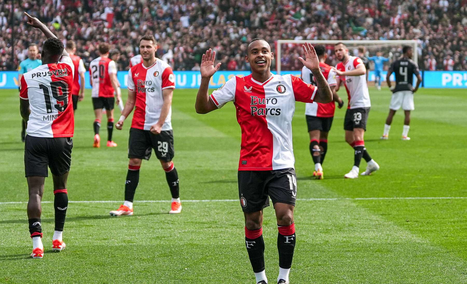 Feyenoordi mängumehed tähistamas