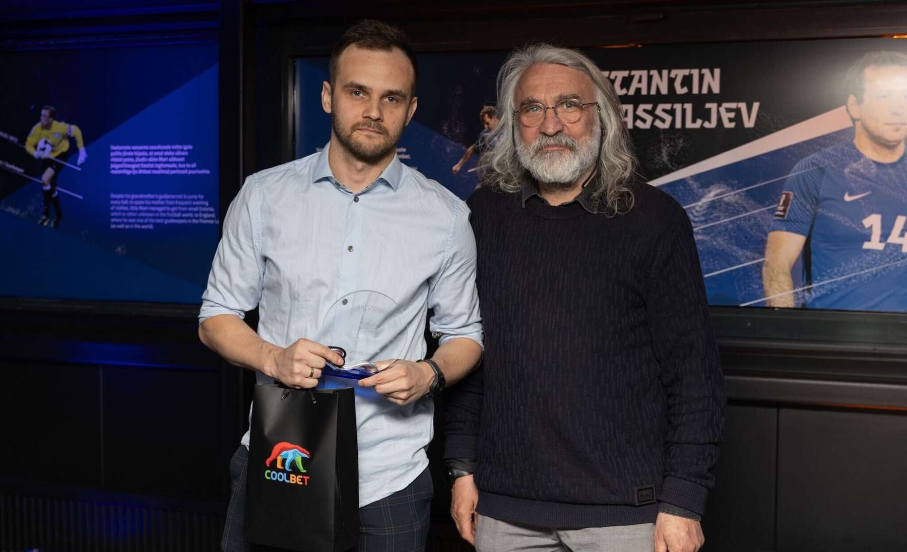 Artur Bõstrovile ulatas auhinna üle Eesti Jalgpalli Liidu president Aivar Pohlak