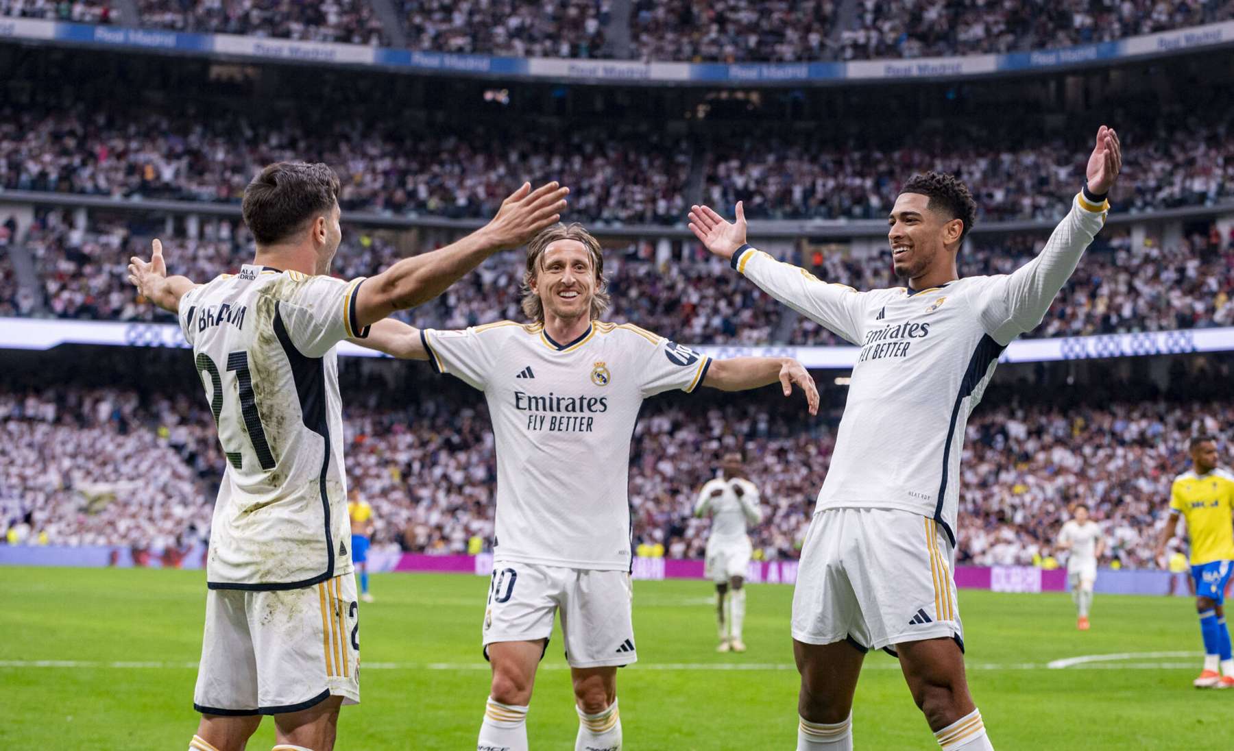 Real Madridi mängijad väravat tähistamas