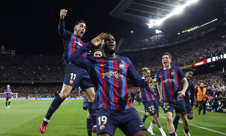 FC Barcelona mängumehed väravat tähistas
