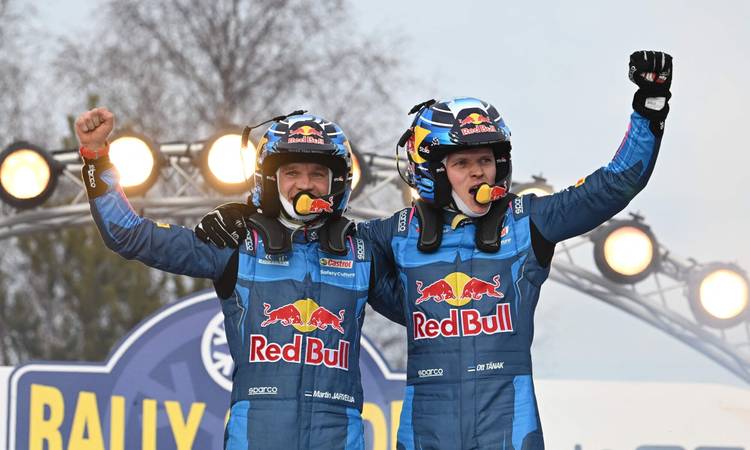 Martin Järveoja ja Ott Tänak tähistamas Rootsi ralli võitu