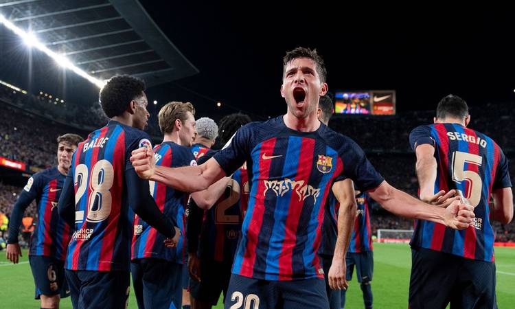Barcelona mängijad tähistamas väravat