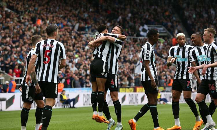 Newcastle jalgpallurid väravat tähistamas
