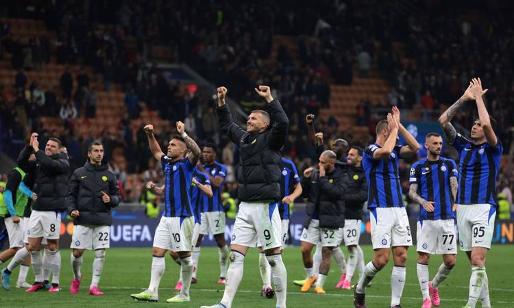 Milano Interi mängijad tähistamas
