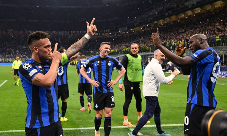 Milano Interi jalgpallurid tähistamas