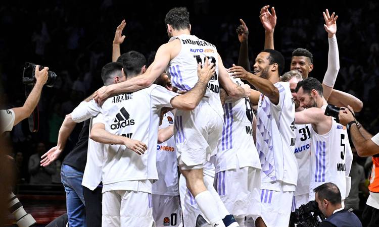 Real Madridi mängijad tähistamas võitu Partizani üle