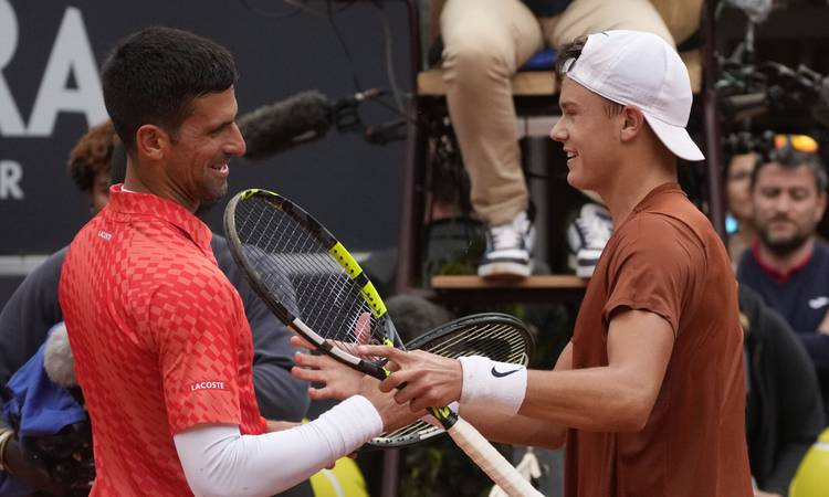 Novak Djokovic vasakul ja Holger Rune