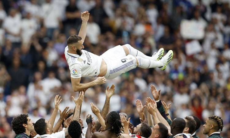 meeskonnakaaslased Karim Benzemat õhku viskamas