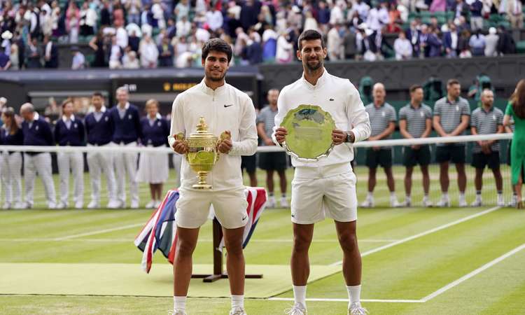 Carlos Alcaraz ja Novak Djokovic (paremal)