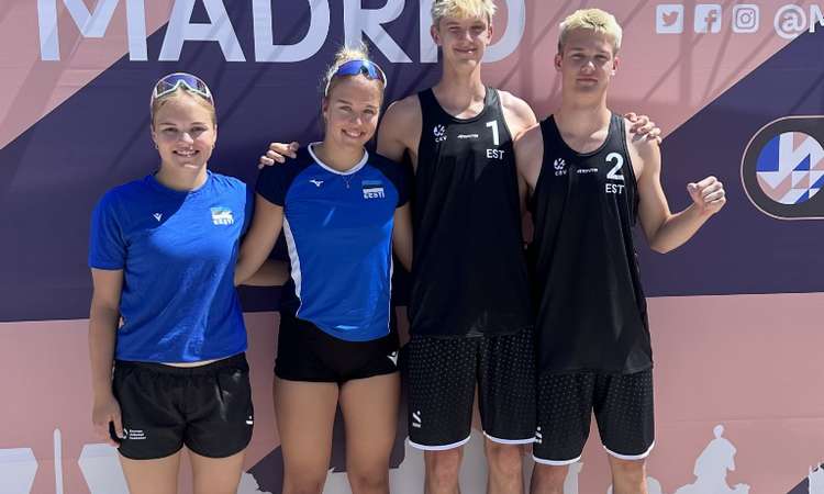 Anni ja Liisa Põldma, Joosep Kurik ja Joonah Marten Üprus Madridis U18 rannavõrkpalli Euroopa meistrivõistlustel.