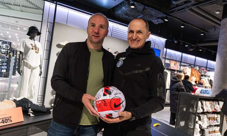 Pildil vasakult Nike brändi ametliku esindaja AS Jalajälg juhatuse liige Rainer Tops ja paremal meeste jalgpallikoondise peatreener Thomas Häberli.