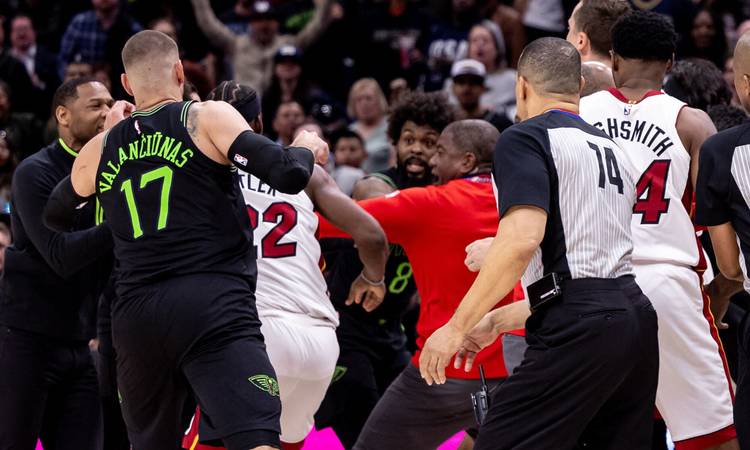 Miami Heati ja New Orleans Pelicansi vahelises kohtumises läks neljanda veerandaja alguses tuliseks