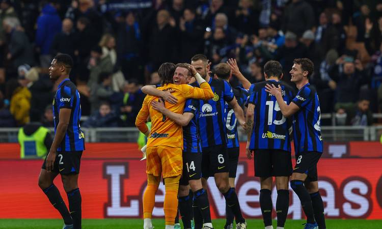 Inter Milani mängijad väravat tähistamas