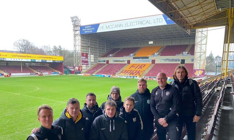 Välisreisil osalenud noortetööjuhid Motherwelli jalgpalliklubi staadionil
