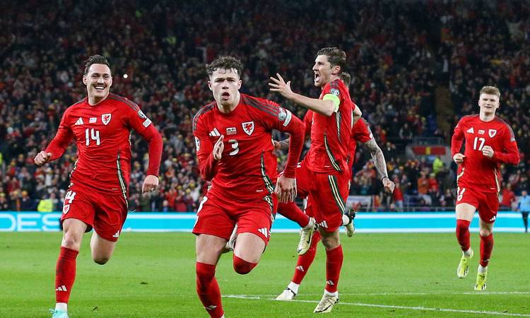 Walesi mängijad tähistamas väravat