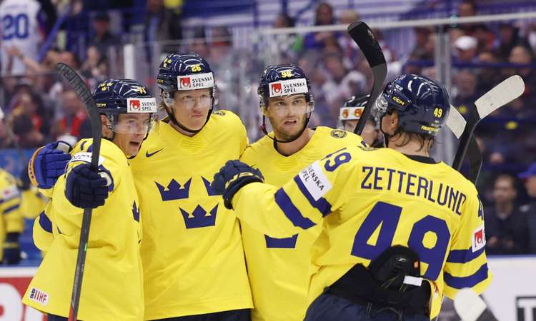 Rootsi mängijad tähistamas väravat