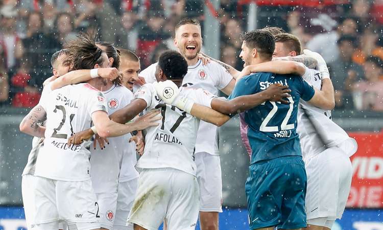 FC St. Pauli mängijad tähistamas