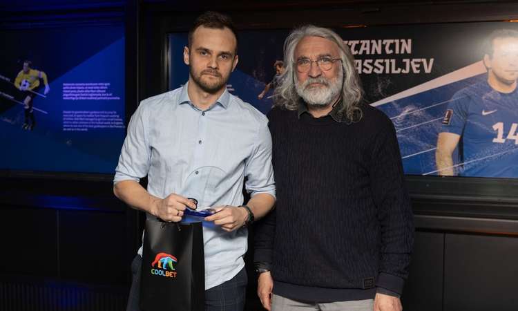 Artur Bõstrovile ulatas auhinna üle Eesti Jalgpalli Liidu president Aivar Pohlak