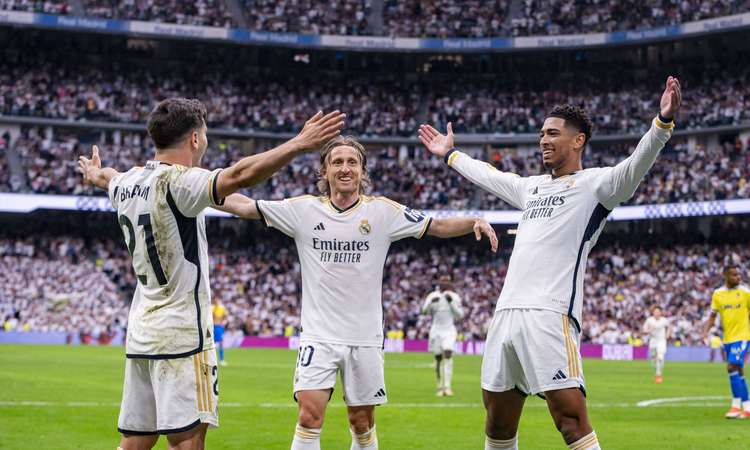 Real Madridi mängijad väravat tähistamas