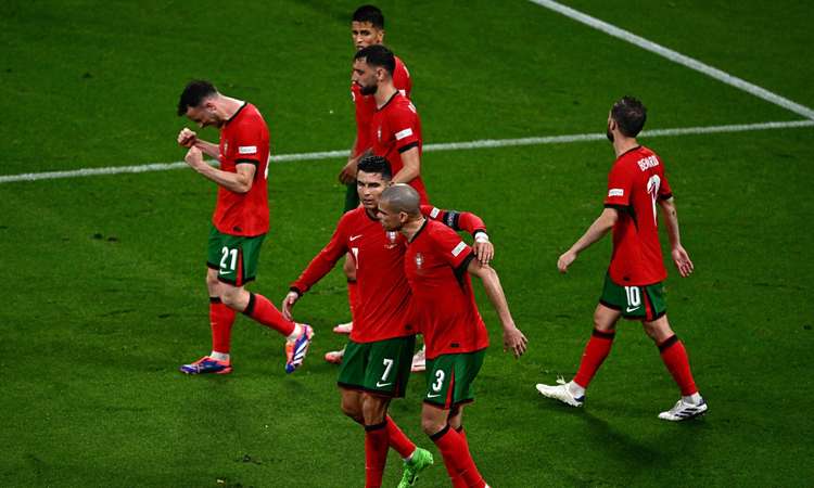 Portugali mängumehed tähistamas