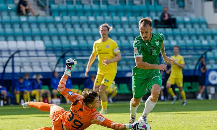 FC Kuressaare väravavaht Kaur Kivila (vasakul) takistab Tallinna FCI Levadia ääreründajal Mark Oliver Roosnupul (paremal) väravat löömast.