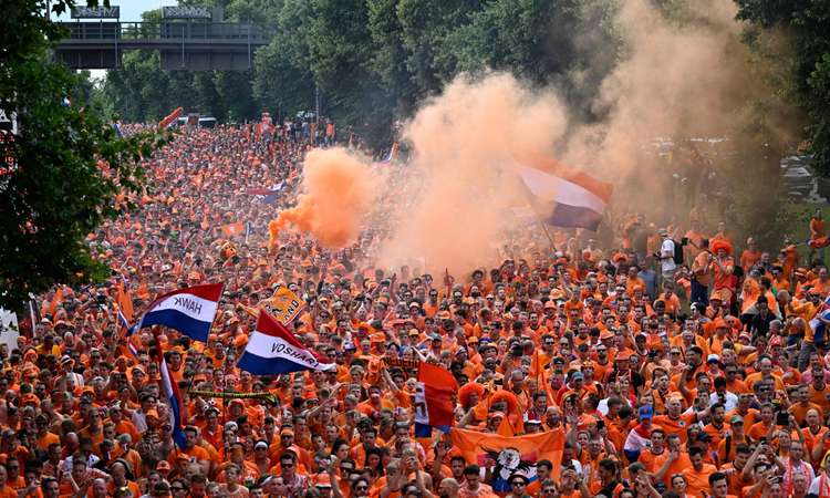 Hollandi fännid enne poolfinaali