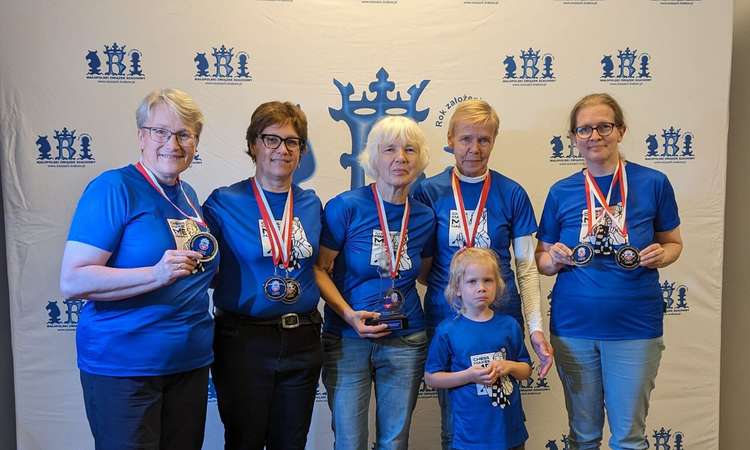 Eesti võistkond tuli koosseisus WIM Monika Tsõganova, WFM Regina Narva, WGM Tatjana Fomina, Kersti Kõrge ja Silvi Salupere S50 naiste arvestuses maailmameistriks.