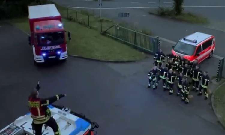 Saksamaa päästetöötajad jäljendasid jalgpalli EM-il palju kajastust saanud Hollandi fännide vägevat tantsu