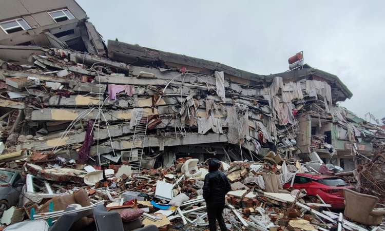 Võimsa maavärina tagajärjel hävinenud maja Türgis.